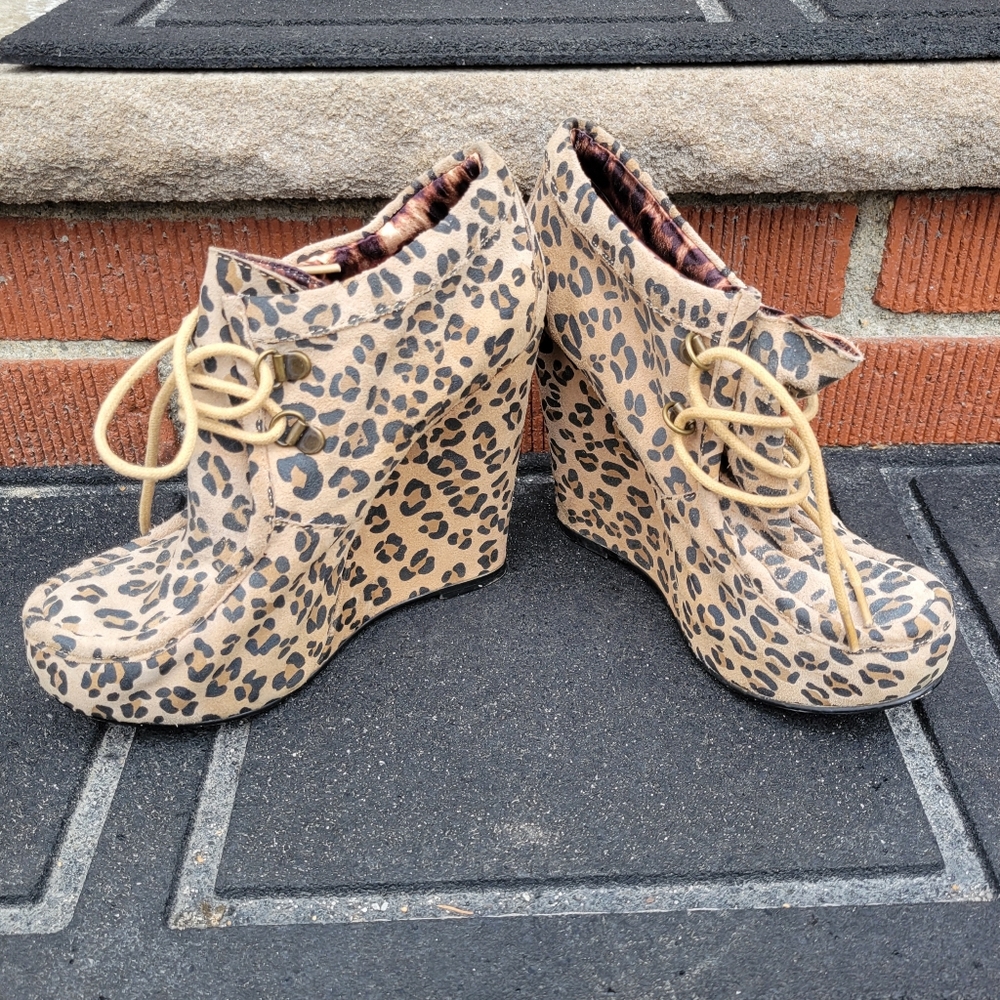 Betsy Johnson Women's 6.5 sz Cheetah Print Suede Wedge Booties